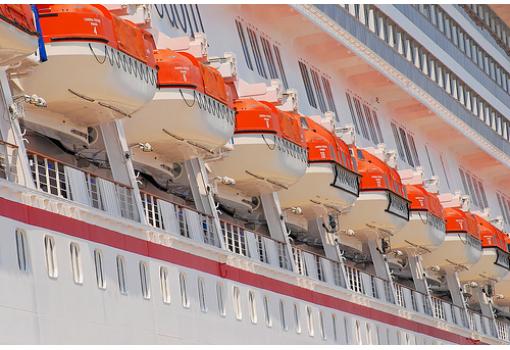 Un buque seguro y actual. Detalle de los botes salvavidas. 